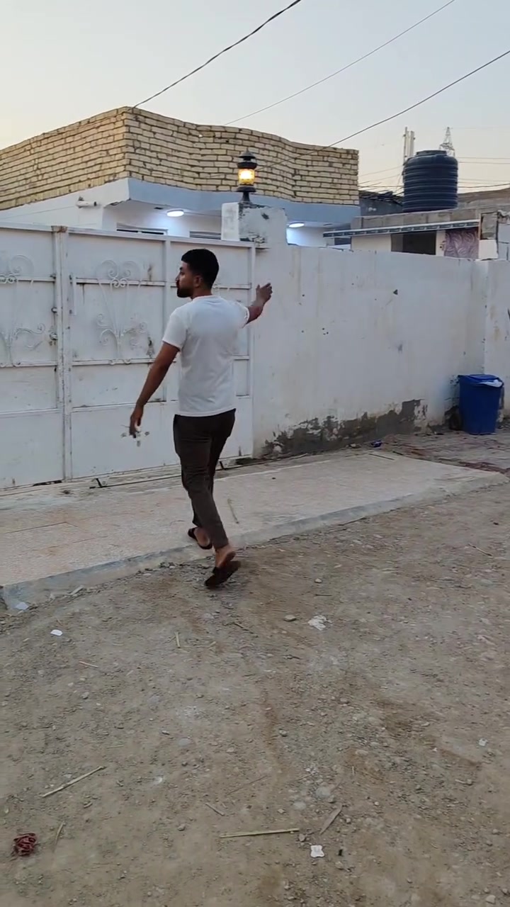 السلام عليكم أخواني بيت للبيع خلف المعارض مقابيل كلنا العراقي بيت 200 متر جاهز ع آخر الراغب بشراء يتفضل يتصل ***********
