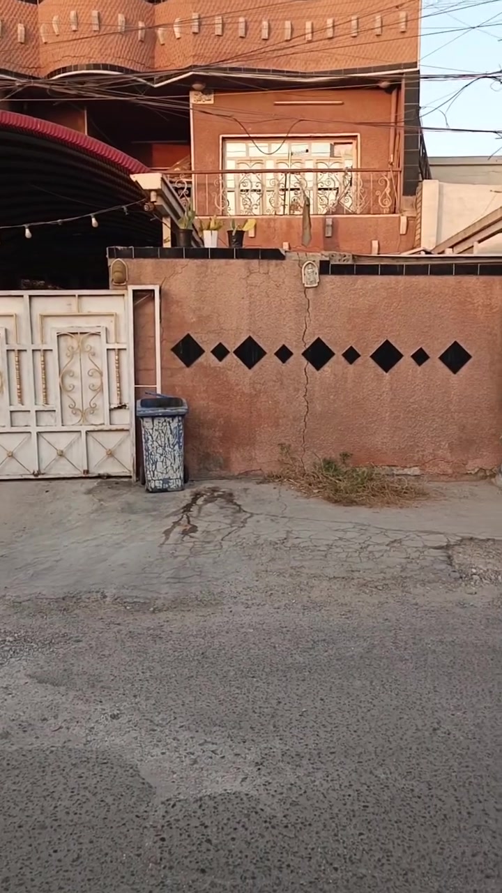 سلام عليكم بيت للبيع مساحة ١٥٠م نزال ٢٠م والواجه ٧ونص سند وحده يتكون من أستقبال ومطبخ وغرفة نوم وحولي وكراج سياره والطابق الثاني ٣غرف نوم والطابق الثالث غرفة نوم كبيره مع الخدمات  الشعب محله٣٣٩ زقاق٨٢ متوسط بين سوق شلال وشارع الصحه مقابل مدرسة ميثم التمار،،، وللأستفسار على الرقم ***********  بيه واتساب
