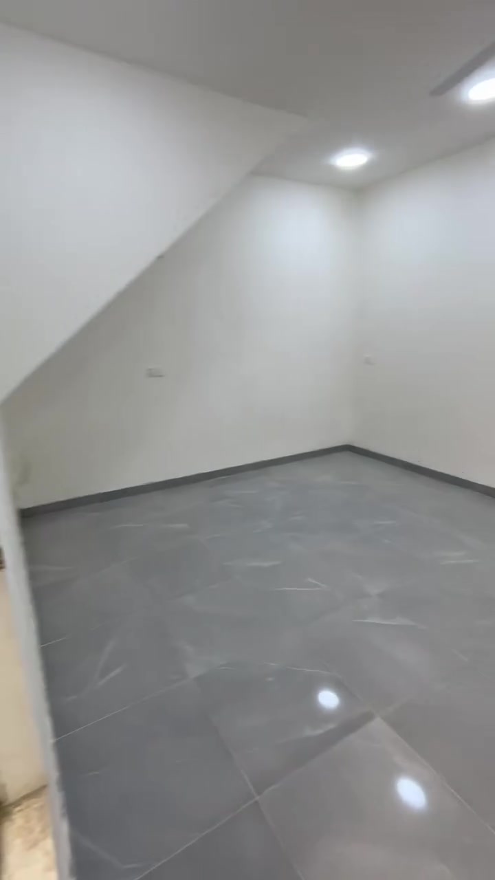 للايجار مشتمل ارضي مساحه ١٠٠م نزال الغدير معزول عزل تام يبعد عن الشارع الرئيسي ٤٥٠م يتكون من طرمه وصاله ومطبخ كبير ومنور وحمامات وغرفه كبيره ايجاره ٤٠٠ الف للاستفسار / ***********
