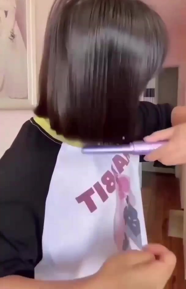 مشط فرد الشعر الحراري اللاسلكي Mini Flat Comb بشاشة رقمية

مشط فرد شعر حراري لاسلكي بتصميم خفيف ومحمول، مزود بشاشة رقمية لعرض درجة الحرارة وتحكم سهل بثلاث مستويات حرارة مختلفة ليناسب أنواع الشعر المختلفة.

• تصميم لاسلكي خفيف الوزن (120 غرام) سهل الحمل والاستخدام

• 3 درجات حرارة: 150° – 160° – 180° مئوية

• شاشة LED رقمية لعرض درجة الحرارة

• بطارية ليثيوم 4000mAh بسعة كبيرة (حتى 70 دقيقة استعداد)

• تسخين بدرجة حرارة ثابتة مع طبقة عناية سيراميكية للشعر

• نوع الاستخدام: فرد وتمليس الشعر
• درجات الحرارة: 150°C – 160°C – 180°C
• الدرجة الافتراضية: 160°C
• زمن التسخين: حوالي دقيقتين إلى 100°C / 5 دقائق إلى 170°C
• القدرة: 7.5 واط
• الفولتية: 3.7V
• الإدخال: 5V–2A
• نوع البطارية: ليثيوم 4000mAh
• الوزن: 120 غرام
• منفذ الشحن: Type-C
• عنصر التسخين: Heating Film
• عرض الدرجة: مؤشر LED

محتويات العلبة:
• مشط فرد شعر حراري لاسلكي
• غطاء حماية (Protective Sleeve)
• كابل شحن USB Type-C
• كتيب تعليمات الاستخدام

السعر 15
التوصيل لجميع المحافظات 5,000الاف