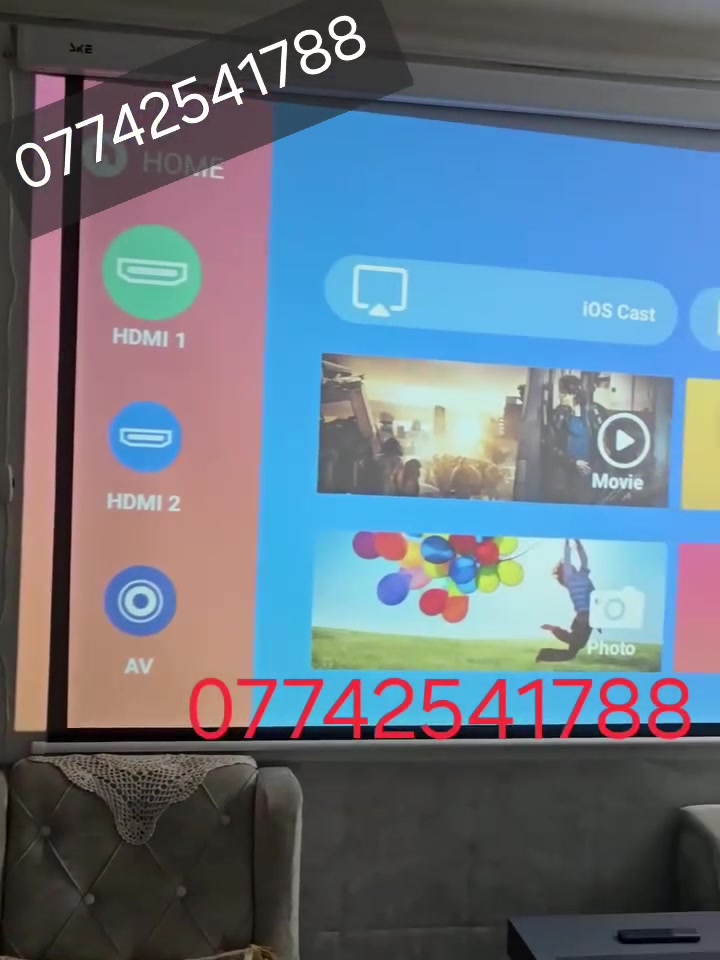 الجهاز المعروض في الصورة هو بروجكتر WiMiUS P62 الذكي يُعد هذا الجهاز من أجهزة العرض السينمائي (الداتا شو) المحمولة الممتازة للمنازل والمحاضرات، وإليك أهم مواصفاته الأساسية:التركيز التلقائي (Auto Focus): يضبط وضوح الصورة ذاتياً بشكل ذكي دون الحاجة لتعديل يدوي.تصحيح الأبعاد (Auto Keystone): يضبط زوايا وأبعاد الصورة تلقائياً لتكون مستقيمة حتى لو كان الجهاز مائلاً.الدقة والوضوح: دقة أصلية Full HD 1080p مع دعم تشغيل الفيديوهات بجودة 4K.السطوع والإضاءة: قوة إضاءة تصل إلى 700 ANSI Lumens، مما يوفر ألواناً واضحة حتى في الإضاءة الخفيفة.الاتصال اللاسلكي: يدعم تقنيات WiFi 6 و Bluetooth 5.2 لربطه بسهولة وسرعة مع هواتف الأندرويد، الآيفون، أو سماعات الرأس.المنافذ المتاحة: يحتوي على منافذ متعددة تشمل منفذين USB، منفذين HDMI، ومنفذ صوت AV ومخرج للسماعات
للحجز 
***********

#داتاشو #بروجكتر #سينما #تعليم #عارض_سينمائي #داتاشو
