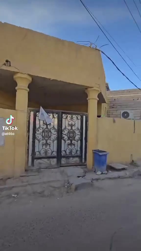 دار للبيع في قضاء ابي الخصيب طريق الصحراء قريب على الطريق الداخلي مسافة 100 متر
الدار طابو زراعي سند 25 اصولي 100% 
تفاصيل الدار : 
المساحة 175 متر ( طابقين ) 
صحيات خارجية وداخلية 
استقبال وصالة وغرفتين بالطابقة الاول 
غرفة وصحيات بالطابق الثاني السعر 70 وبي مجال قليل للاستفسار ***********
