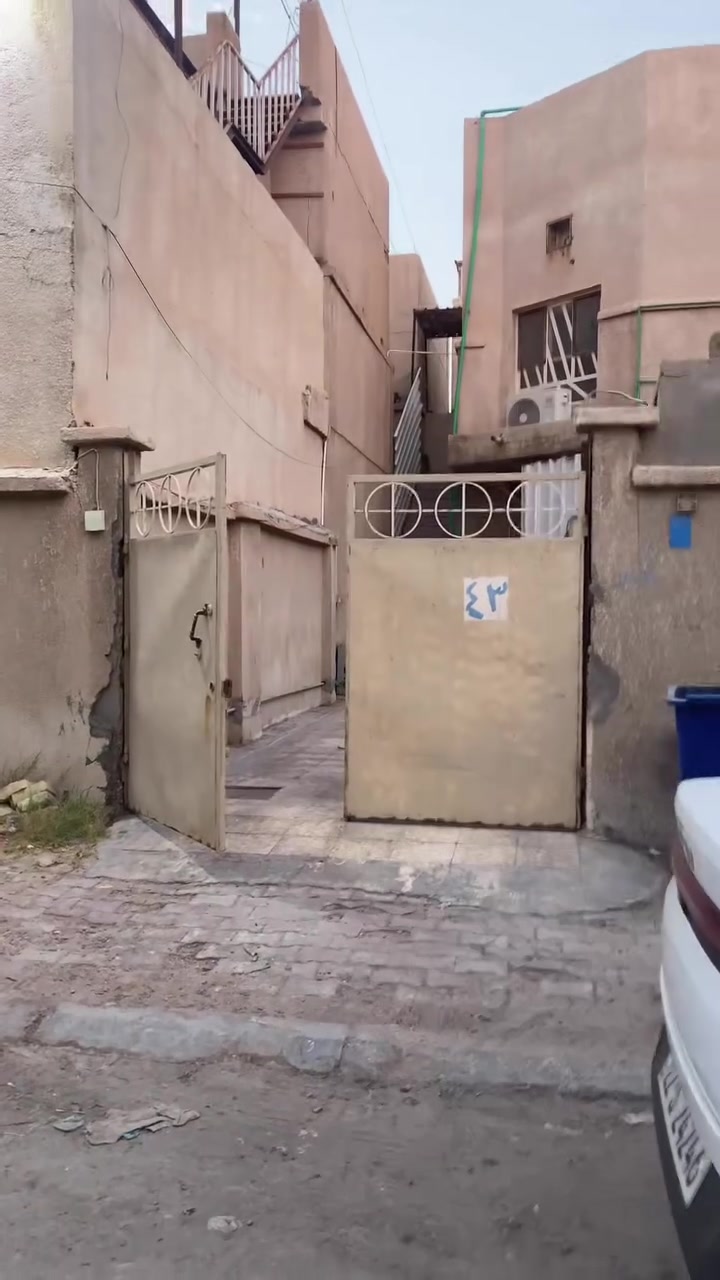 شقه للايجار في منطقة حي الزهراء قرب معهد النفط طابق اول باب معزول تتكون من غرفتين منام كبار وصاله كبيره ومطبخ كبير وصحيات داخليه وخارجيه كراج كبير 
سعر الإيجار 500 الف 
تصلح لعائله صغيره فقط
الستفسار ***********
