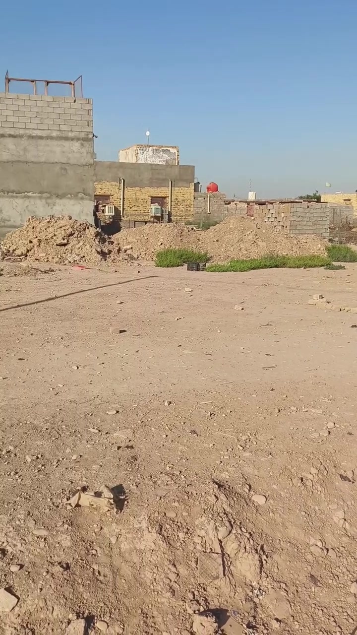 قطعه ركن زراعي للبيع
المساحه 450 
مدفونه وجهازه تبعد عن الشارع العام 
150متر طريق أبو لماش مقابل شارع حي العدل 
مقابل سكله علاء طراد أبو السراميك 
الاستفسار ***********
