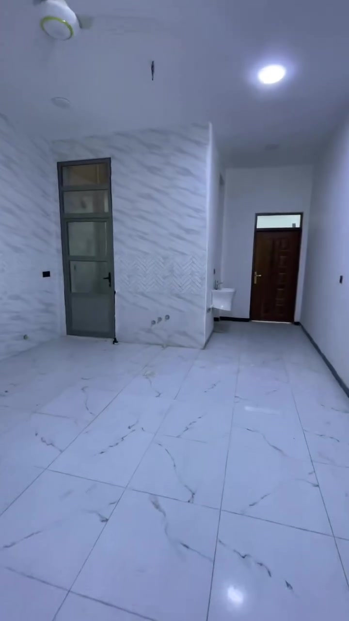 شقة ارضية • شارع ٦٠ • غرفة واحدة