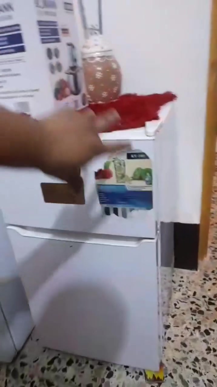 ثلجه زغيره نضيفه مالت بيت شرط ثلج عل فحص 
سعره ٦٥  رقمي ***********
