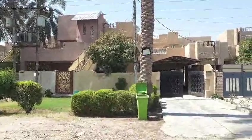 عقار للبيع ١٨٥ متر
 ٩.٥×٣٠ طابقين كل طابق منفصل تماما
 العامريه حي المحامين السارع الرئيسي خروج العامريه
لباقي التفاصيل تواصل من خلال الرقم ***********
