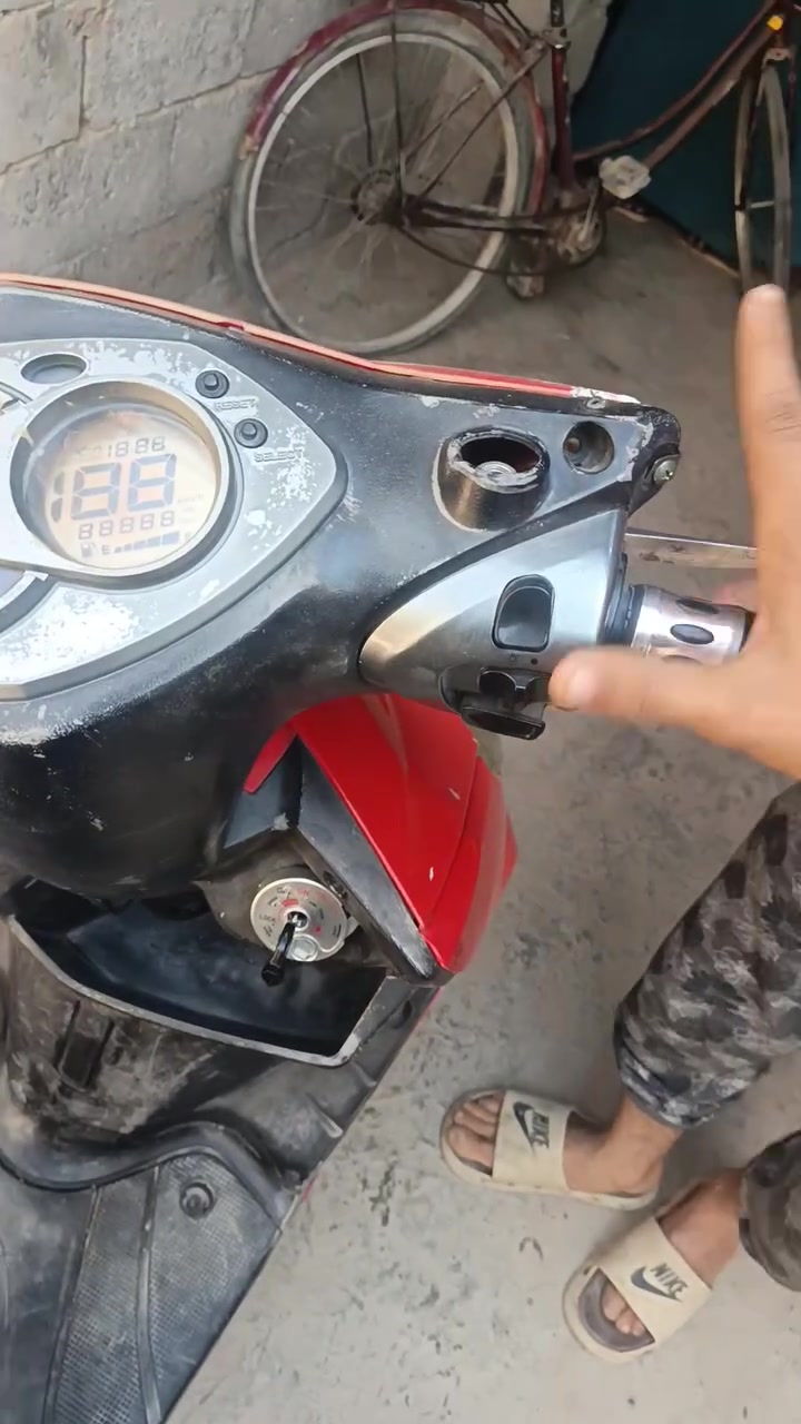 سلام عليكم دراجه سكنس فحل للبيع منزلها قبل شهر من الرمبه الدراجه مهموله يرادلها ترتيب دراجه نضيفه تشتغل نكره سلف كلشي بلادي بيها المحرك كفاله برغي ما مفتوح مكاني بغداد البياع رقمي *********** بي وتساب قفلها 950 الموشراي لا يخابرني
