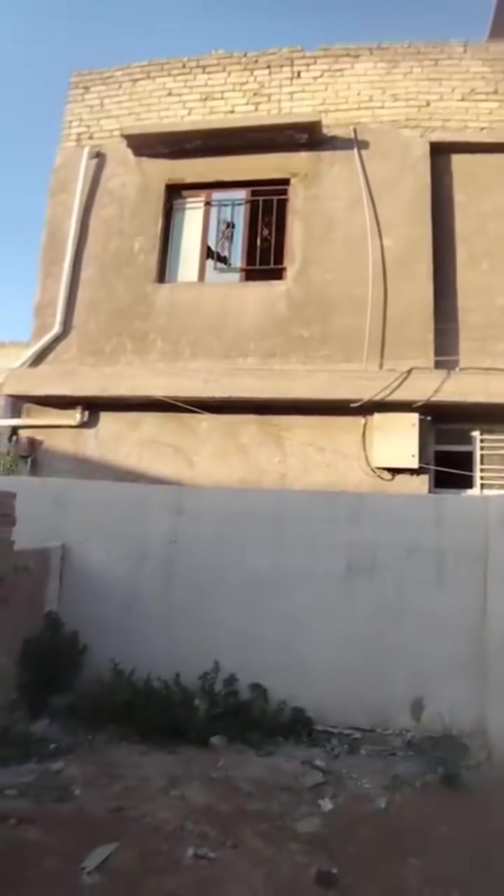سلام عليكم  فرصة استثمارية  

 بيت مساحة ٤٠ متر  صافي  

 يحتوي على صالة   مطبخ وحمام ونتور فوق  غرفة   وبيتونة   سعر مناسبة فقط مقدمة ١٥  وباقي قصد وسعر البيت ٣٠ مليون فقط 

 عنوان دوانم مال البياع  شرطة الخامسة  

*********** صاحب الدار@
