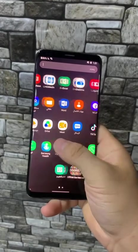 السلام عليكم
Galaxy s9 Plus 
ذاكره 128 .. نضافته عاليه جدا 
دبل شريحه .. شحن سريع 
شاشه منحنيه سوبر امولد بيها طبع خفيف جدا
ببجي 60 فريم .. كاميرات رهيبه 
سعره ( 170 ) وبي مجال .. ملحقات كامله 
مكاني حله .. ***********
