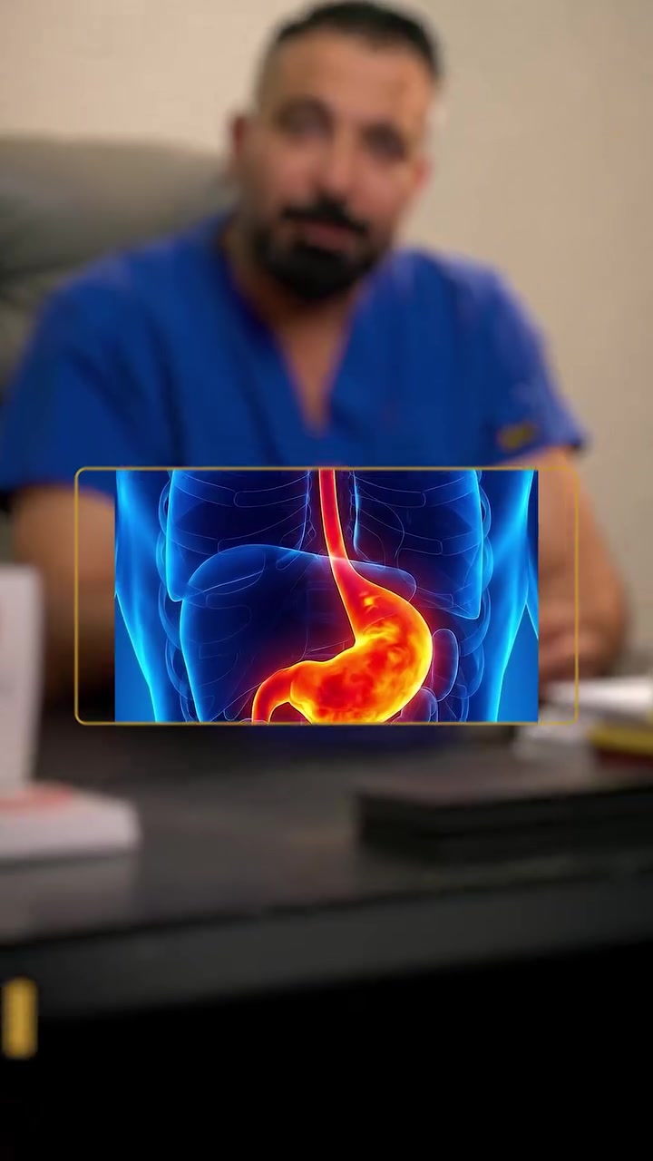 الأكل قبل النوم مو مجرد عادة بسيطة… ممكن يكون سبب لمشاكل مزعجة تتكرر كل ليلة.

تناول وجبة كبيرة أو دسمة قبل النوم مباشرة قد يزيد من:
• ارتجاع وحموضة المعدة
• الشعور بالانتفاخ والثقل
• عسر الهضم وعدم الراحة أثناء النوم
• اضطراب جودة النوم

لأن الاستلقاء بعد الأكل مباشرة يسهل رجوع محتويات المعدة إلى المريء، خصوصًا عند الأشخاص الذين يعانون من ارتجاع المريء.

🔹 الأفضل ترك فترة مناسبة بين آخر وجبة ووقت النوم، وتجنب الوجبات الثقيلة والدسمة في ساعات الليل.

صحتك تبدأ من عاداتك اليومية… حتى من آخر وجبة قبل النوم.

العنوان : الحارثية - الفرع السادس بعد مول بغداد - مقابل مركز النهرين لعلاج الأورام - مجمع سارا الطبي - الطابق الاول. 
للتواصل : *********** 📞

