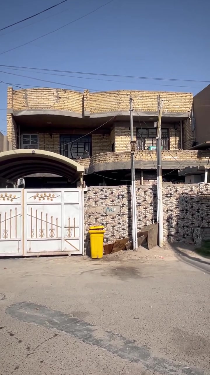 سلام عليكم بيت مساحة ٢٠٠ يحتوي علا غرف نوم ٥ وصحيات ٣ وكراج كبير  عنوان الحسنية قرب مجمع شهد مقابيل شارع العام اي ستفسار ***********
