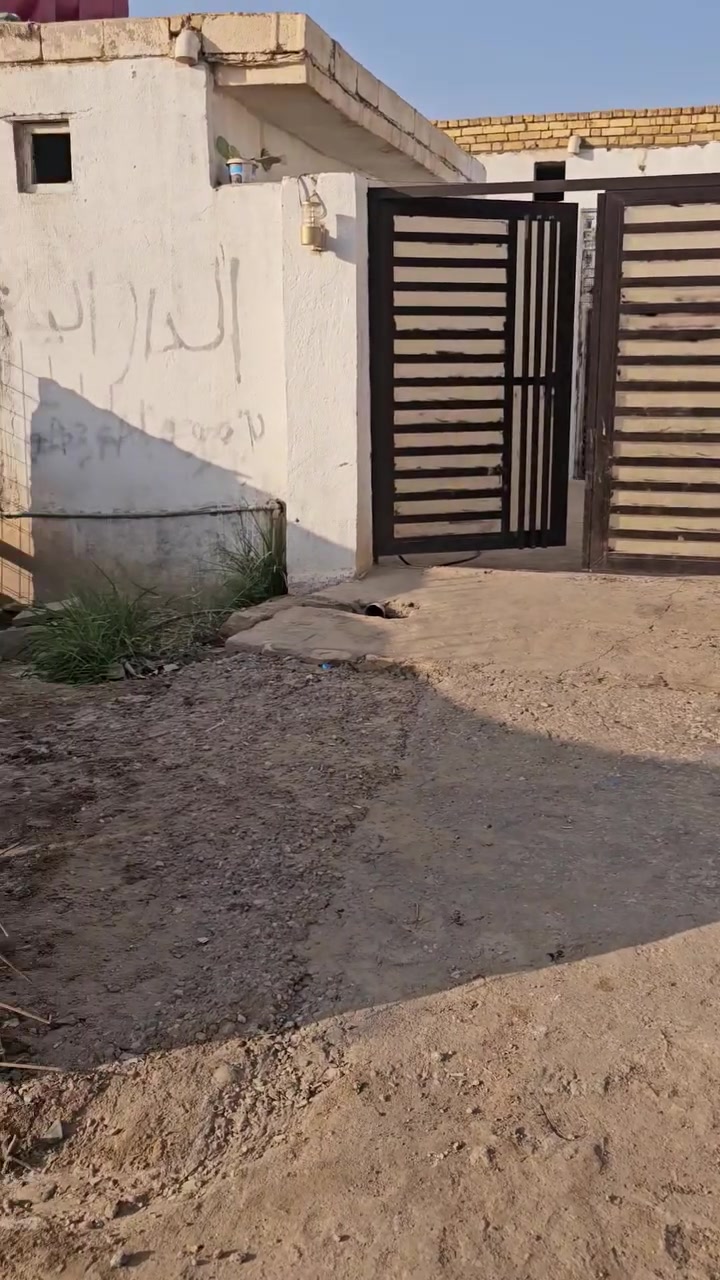 بيت الببع زراعي بحي ابو طارق مساحه 200 غرفتين وصاله وستقبال بيه نوقص سعر 40 للستفسار تصال ع رقم ***********

