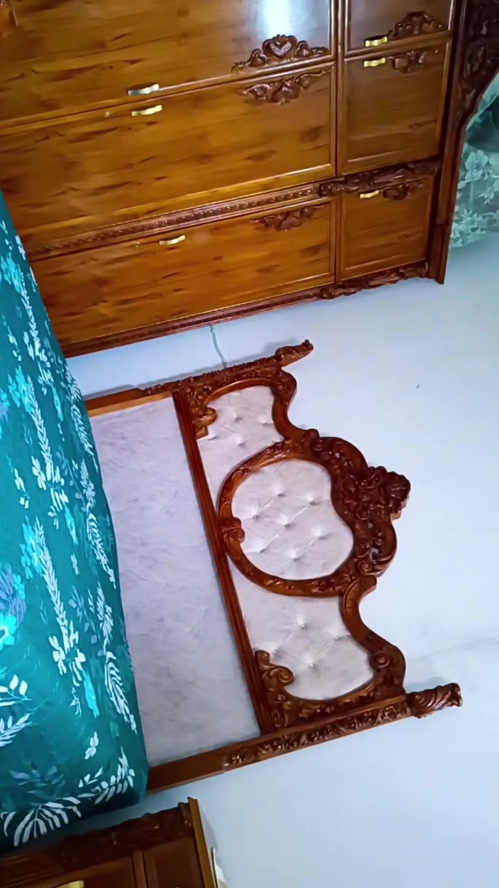غرفه خشب صاج  
جربايه سرسرين وصاحبه الغرفه طابكتهن عادي تصير مال نفرين
و 2 كوميديات
و كنتور ٤ ابواب
سويته ب تلاثه ونص
مابيه اي ضرر نفس ما موضح بالصوره
***********
