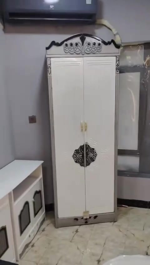 غرفه للبيع
غرفه اخشاب ديكور تركي وشغل عراقي 
غرافه مستخدمه اقل من 3 اشهر نضافه فول
وكامله ما بيها نقص
مكان حقلانيه 
سعرها؟ مليون 500 وبيها مجال 
لستفسار اتصال ع رقم ***********
