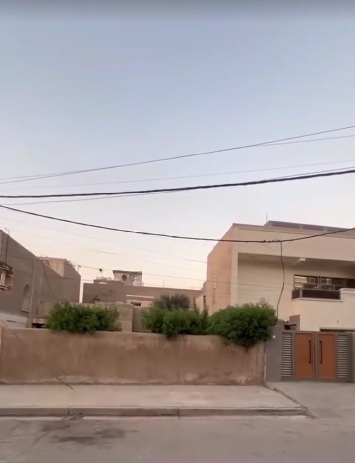 السلام عليكم.. يوجد نصف البيت والكائن في البلديات.. محله .(730) .. قرب حدائق عصفوره.قرب مدرسه وهران. ومدرسه الرباط. مساحه نصف البيت من جهه اليمين (194) طابو سند ..واجه نص البيت ((6 واقع حال)) والنزال ((30)).طابق واحد مسلح المتر ب2750000 مليون وبي مجال ..الفديو المساحه الكامله لكن البيع فقط 194رقم ابو البيت***********
