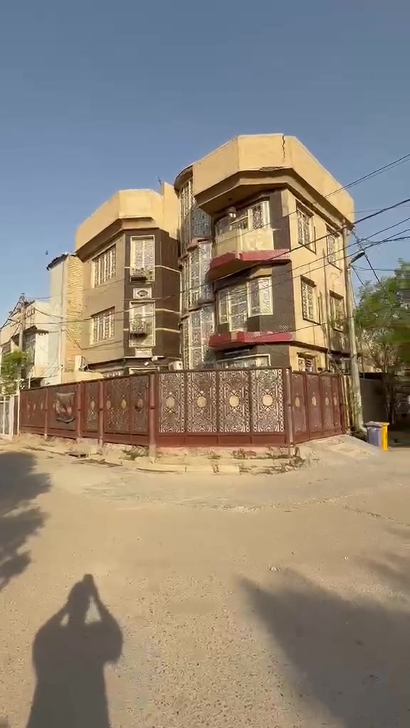 السلام عليكم
بيت في منطقة الحرية - دور المعلمين من المناطق الجدآ راقية بالحرية مساحته 132 ركن ثلاث طوابق شارعه عريض وماكو بيوت كدامة يحتوي على ست غرف نوم في كل طابق 3 غرف وحولي وصحيات واستقبال كبير ومطبخ السعر 460 للاستفسار ***********/او ***********
