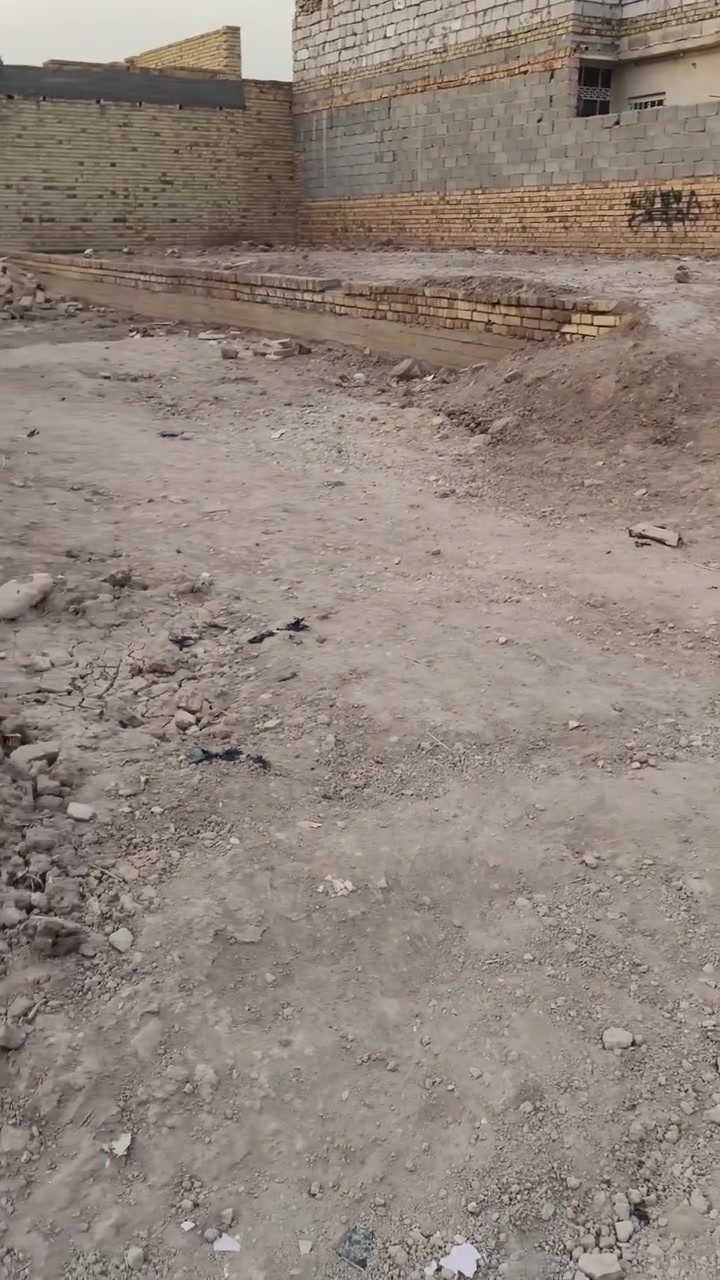 أرض • بدون تفاصيل