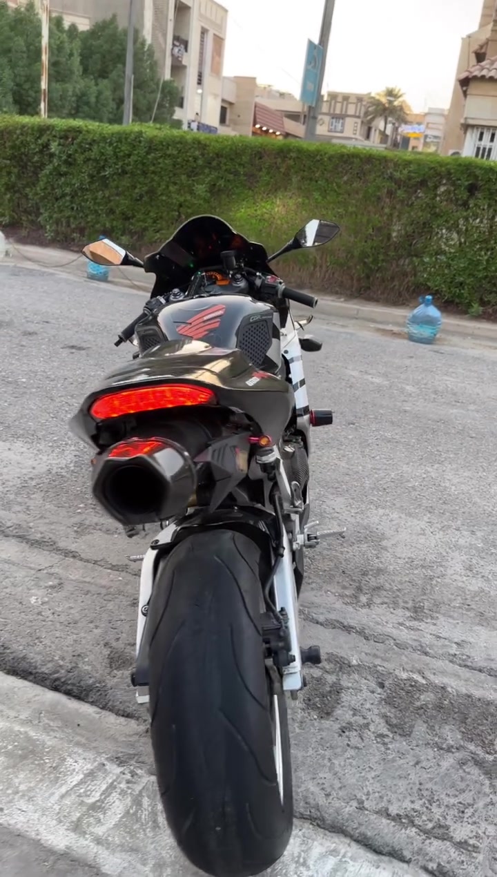 السلام عليكم cbr600rr
دراجة نظيفة بمعنى الكلمة كلشي ما بيها لا تبخير لا دخانه لا نضوح 
قليل تلكه rr بهيج نظافة عليها صالصنة اكربوفيك و برمجة باكات خفيفة يدات رياضي أنطيك وياها دهن أدير موتل وبانزين محسن نمرة 1 2 3 بطناش تشغيلة نكرة سلف حماوة طبيعية ابد ما تصعد ماشية 6 آلاف أوراق بيها منفسيت و من اشتريتها من الولد كال مدفوع كمرك و موجودة الأوراق كلشي ما بيها نقص بس خيال يرادلها اني كلش معتز بالدراجة بس صار عندي ظرف المعذرة خاف طولت مكاني بغداد 
راسلني ماسنجر او على رقمي 
***********
