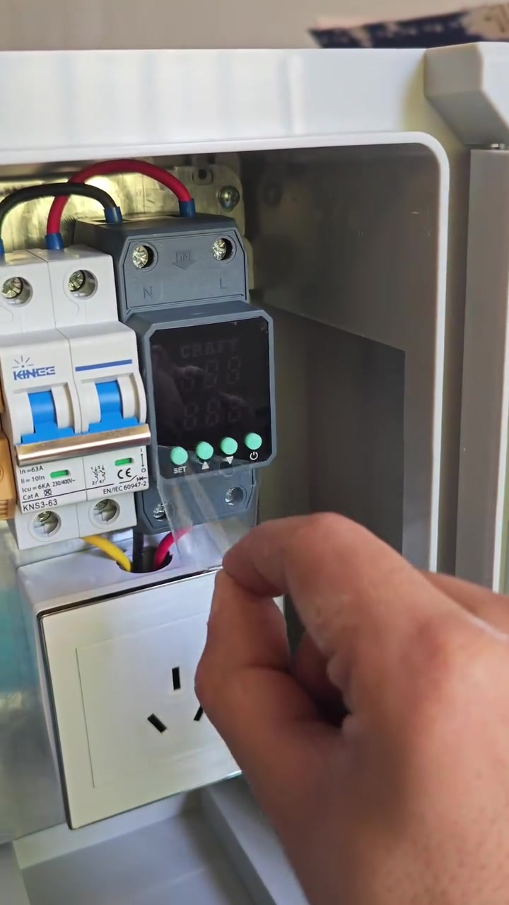 🔋⚡ بورد شحن سيارات BYD – تجميعة حماية وأمان
بورد شحن مصمم لشحن سيارات BYD، ومجهز بأساسيات الحماية المهمة:

1_🛡️ قاطع ثنائي 63A
حمايه من التيار الزائد والتماس كهربائي عن طريق فصل تيار تلقائيا.

2_⚡ جهاز حماية 63A
يحمي من ارتفاع الفولتية وانخفاضها، ويوقف الشحن عند الخلل وي رجع بعد استقرار الكهرباء و تتحكم بالمقدار الامبيرية ويحتوي على باسوورد حماية.

3_ كونكتر مرتب وآمن.

4_مع بلك سويج شحن نحاس100% أصلي 16A.

✅ بورد مرتب ومتكامل
✅ حماية من مشاكل الفولتية
✅ مكونات مختارة بعناية للشحن الآمن

🚘 توصيل مجاني لجميع أنحاء العراق.

💰 السعر اكتب تم في التعليقات وسيتم الرد بأسرع وقت. 

📲 واتساب: ***********
