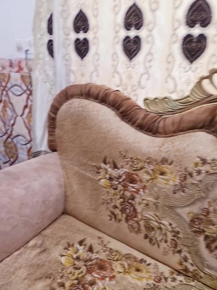 سلام عليكم تخم ملكي يتكون من 10 مقاعد تخم تفصال سفنج قماش  كله فول جدآ نضيف مثل ما موضح بصوره نفس بصوره هوه👍👍 ((( مكاني بغداد الحسينيه المعامل 👍 ))) ((سعر  450 وبي مجال الشراي  سعر 450 وبي مجال الشراي  )), الشراي يجي خاص او وتساب ***********(((أحمد البياضي )) 👍
