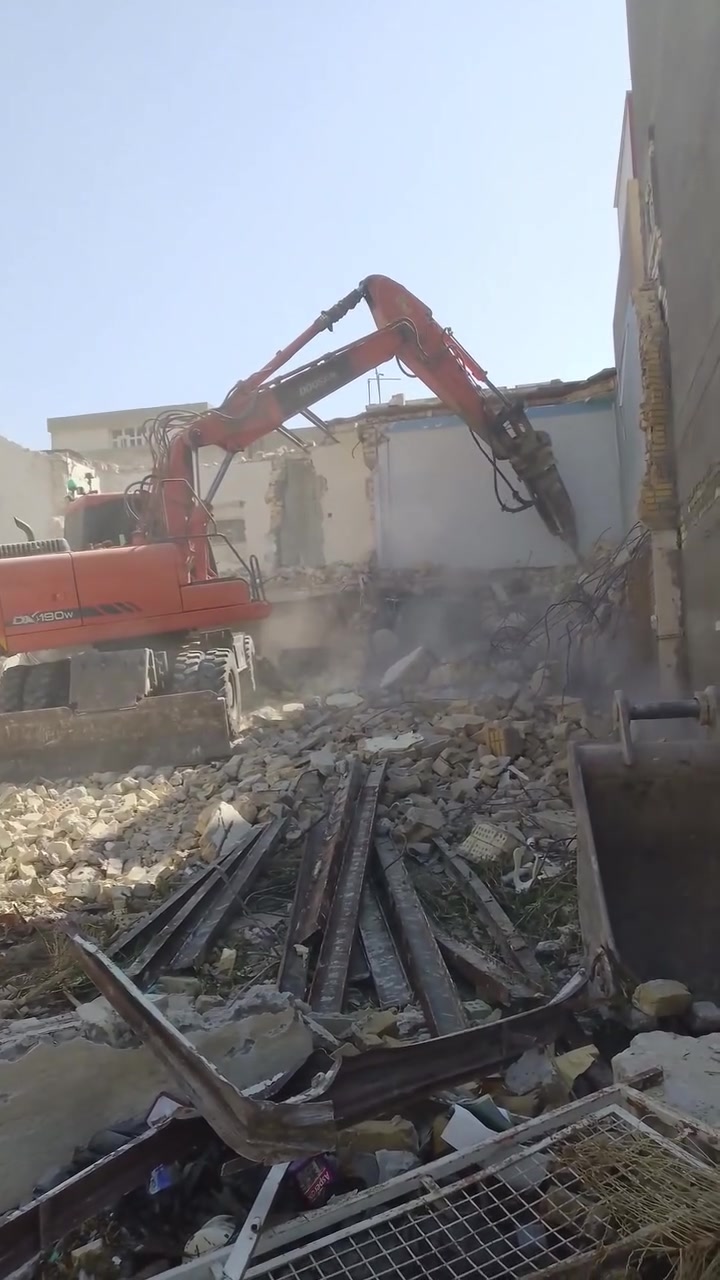 السلام عليكم يوجد لدينا كادر تفليش البيوت وقلع الراضي وتگشير الجدران و رفع النقاذ تكسير الونكريت حفر جرف اتصل وبخدمتك با نسب السعار بغداد فقط ***********

