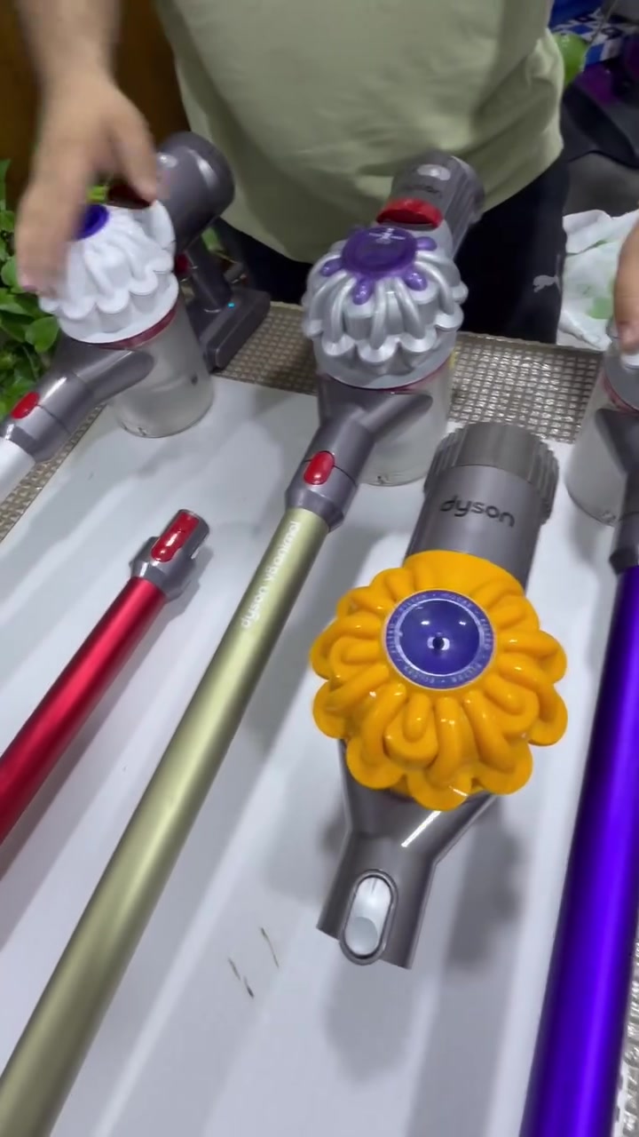 السلام عليكم 

مكانس شحن dyson الغنيه عن التعريف 
المكاين شغاله لاكن ابيع فحم وبالنسبه للنقوصات الي بيهن شرحت داخل الفديو  باله اوربيه وتكدر تبحث عن اسعارهن وتشوفهن 

العنوان : البصره …. يوجد توصيل 

*********** لتواصل واتساب او ماسنجر
