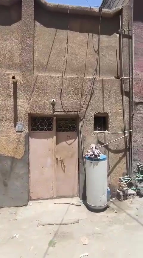 السلام عليكم دار للبيع كربلاء بالجاير بالسوك قريب على شارع الجاير  جدا و قريب على مرقد الامام الحسين مشي ربع ساعة و بالسيارة 5 دقائق المساحة 200 متر البيت الكبير 150 متر طابقين 4 غرف و المشتمل 50 متر طابق و نص غرفتين سند25 قرار محكمه السعر عل الخاص للاستفسار*********** راسلوني خاص
