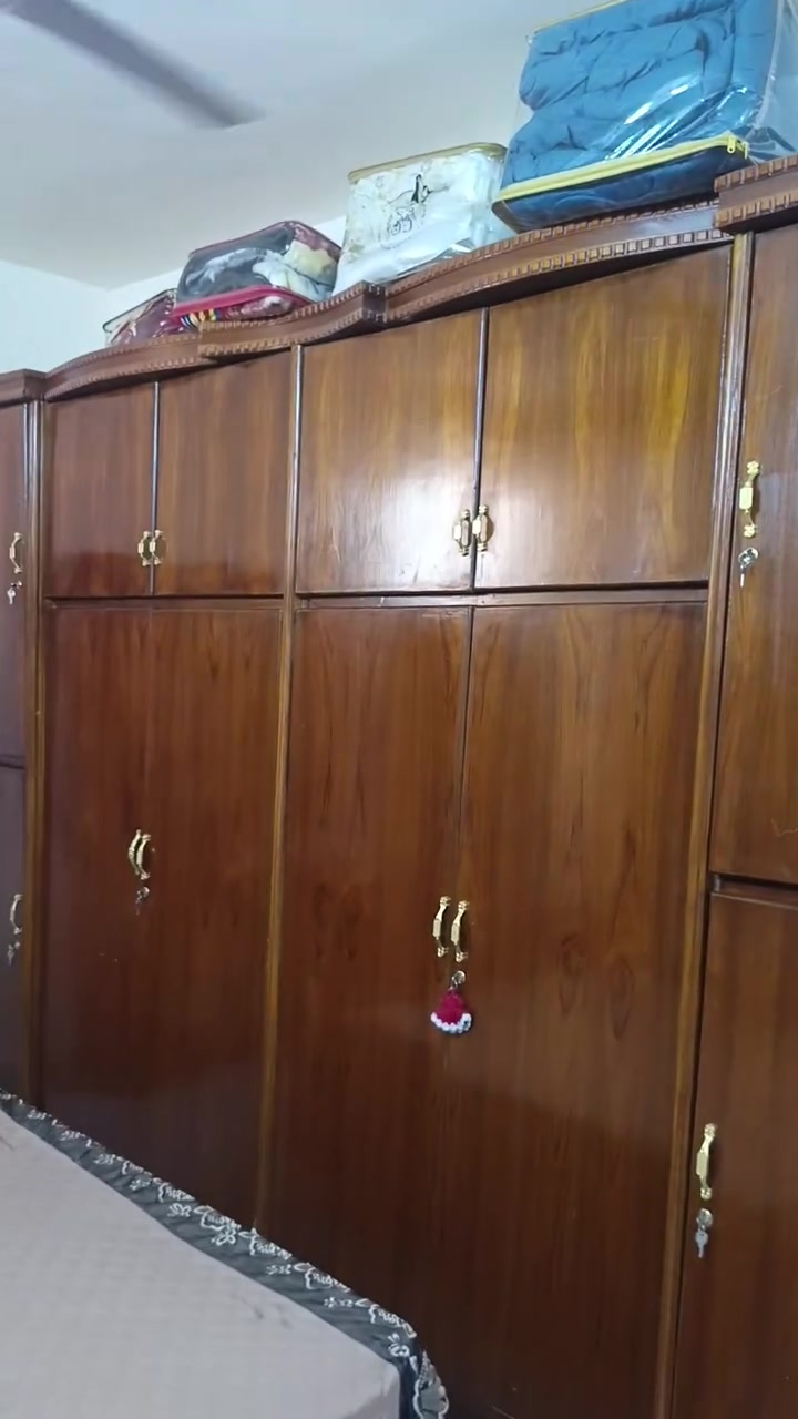 السلام عليكم     غرفه نوم للبيع سته طابقين ضخمه شغل الفلوجه مسويه قبل خمس اشهر بمليونين ونص  وسبب للبيع ضخمه مضايقه الغرفه سعرهه 900 الف وبيه مجال حك الجيه مكاني بغداد ابو غريب تلفون ***********    وهاذا الرقم بي وتس اب

