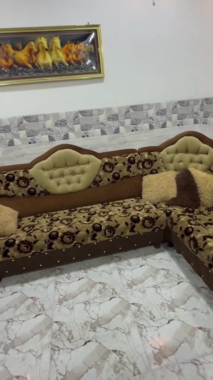ديوان ٨ أمتار خشب عراقي شغل إيد لبيع جديد
السعر 450 الف تلفون *********** العنوان موصل حي صدام

