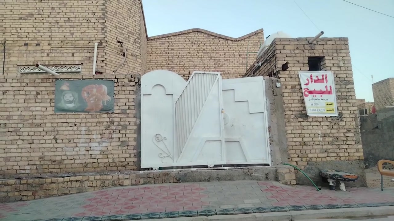 منزل للبيع بمواصفات بناء ممتازة
منزل جاهز للسكن بمساحة 200 متر مربع (طابو صرف حر)، مصمم بتوزيع واسع وبناء متين يهتم بكافة التفاصيل المعمارية والخدمية.
المواصفات العامة والتفاصيل:
 المساحة: 200 متر مربع (طابو صرف حر).
 نوع الهيكل والبناء: الأساس كونكريت مسلح، البناء بالكامل طابوق، والأبواب تزگام مع شبابيك كاملة.
 السقف: شيلمان بلجيكي متين.
 السطح: مطبق بالكامل شتايكر مع تشاريف، ويحتوي على غرفة مخصصة للخزانات كاملة ومجهزة.
التوزيع الداخلي للبيت (المساحات الصافية):
 البراني (الديوانية): 7 * 4 متر.
 هول داخلي واسع: 9 * 4 متر.
 غرف النوم: عدد (2) غرف، مساحة كل غرفة 5 * 4 متر صافي.
 المطبخ: مساحة 3.5 * 3.5 متر (مغلف سيراميك بالكامل).
 الصحيات: مرافق صحية كاملة + استراحة.
 الخارج: كراج سيارة 5 * 4 متر + حديقة صغيرة.
الخدمات والتأسيسات:
 الكهرباء: تأسيس دفن بالكامل ومن أرقى النوعيات.
 المجاري: شبكة مجاري متكاملة لكافة البيت.
 الأرضيات والإنهاءات: أرضيات ممتازة من أرقى النوعيات مع صبغ كامل للبيت.
السعر المطلوب: 140 مليون دينار.
للتواصل والاستفسار: ***********
