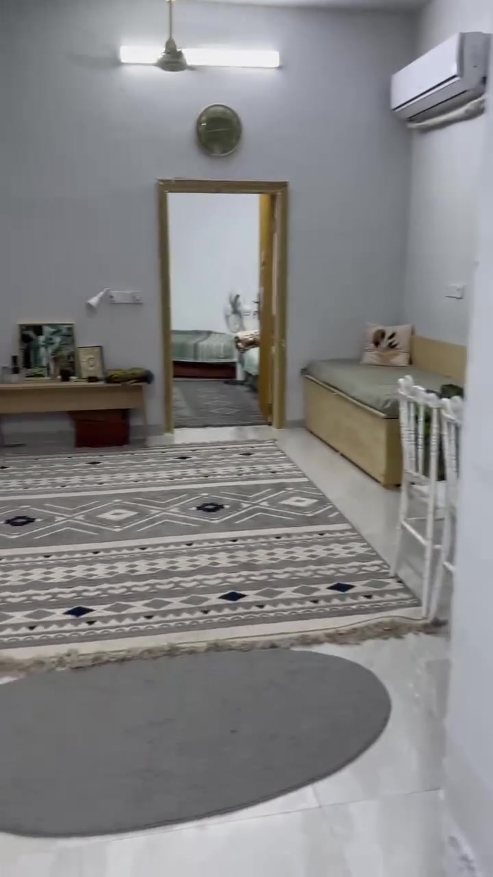 ━━━━━━━━━━━━━━━━━━━━━━
✨🏡 بيت للإيجار اليومي في كربلاء 🏡✨
━━━━━━━━━━━━━━━━━━━━━━
📍 شارع المخيم الحسيني
داخل القطع (أول فرع على إيدك اليسرى)، قريب جداً من سيطرة السعدية، وخلف مول الحارث.
━━━━━━━━━━━━━━━━━━━━━━
💚 ═══ بالنسبة للنظافة ═══ 💚
✨ دائماً نكول لزوارنا:
إذا البيت ما يلمع... لا تستلمه.
━━━━━━━━━━━━━━━━━━━━━━
🏠 المواصفات:
🛏️ غرفة نوم (4 قريولات) مع فراشات إضافية تكفي لغاية 12 شخصاً.
🛋️ صالة واسعة ومريحة.
🍽️ مطبخ مجهز بالكامل بأثاث وأجهزة حديثة.
❄️ التكييفات متوفرة.
⚡ كهرباء 24 ساعة.
🚿 حمام + شرقية + غربية.
🚖 ميزة الموقع:
يبعد مرقد الإمام الحسين (عليه السلام) حوالي 10 دقائق مشياً، لكن ما تحتاجون تمشون المسافة كلها؛ لأن سيارات العتبة متوفرة بالقرب من البيت، تنقلكم إلى المخيم الحسيني، ومن بعدها حوالي 3 دقائق مشياً فقط للوصول إلى مرقد الإمام الحسين (عليه السلام).
🕛 وقت الحجز:
من 12 ظهراً إلى 12 ظهر اليوم التالي.
🤍 ومراعاةً لراحة زوارنا، في حال التأخر البسيط بالمغادرة لا يتم احتساب أي مبلغ إضافي.
📋 الشروط:
👨‍👩‍👧‍👦 للعوائل فقط.
🪪 جلب الهوية للتأكد (نقبل الهويات القديمة).
⛔ العقود خارج المحكمة مرفوضة نهائياً، لذا يُرجى عدم التواصل بهذا الخصوص.
💰 الإيجار: 75 ألف دينار يومياً
(البيت بالكامل وليس للشخص الواحد).
📲 واتساب للحجز والاستفسار:
***********
🌸 أهلاً وسهلاً بكم، ونسأل الله لكم إقامة مريحة وزيارة مقبولة.
#كربلاء #إيجار_يومي #زوار_الإمام_الحسين #سكن_عوائل #المخيم_الحسيني

