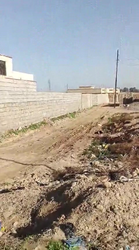 منزل للبيع المكان كياره الحواسم  قرية الحويج  واصل مي وكهربه المساحه1055 متر  وبيه محل  الي حاب يتصل على هاذ الرقم ***********
