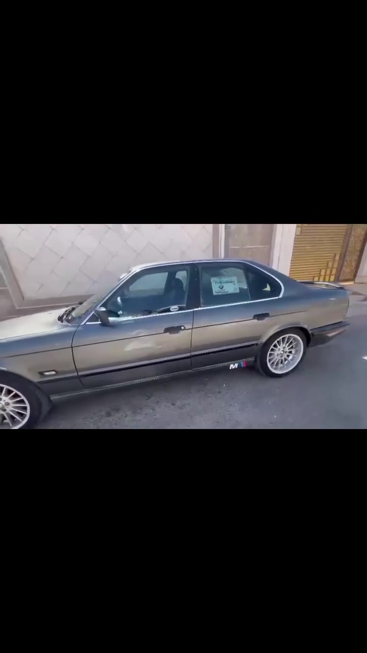 سلام عليكم بي ام دبليو موديل 1992 525 اصل كفاله عامه  من ضربه ولمعجون
مصبوغه عام سياره سنويه لحد30 
كهربائية كلها جاهزه وبلاديه 
بيها نواقص قليله سياره 
رقم بصره انكليزي. 
تخم تاير جديد 
ويل شبح 
منضومه تبريد كلها جديده وتبريد ثلج
تدفئه وتبريد بل كشنات 
منضومه زنون كلوبات امامي خلفي شغلات 
مكينه مسكر فانوس كفاله هيه ول كير اكسل زغير مال تفحيط 
سنتر لوك سياره تتقفل بيبان وصندوك وقبق بانزين 
مكان سياره بصره القرنه 
سعر 55وبيها مجال رقمي ***********
