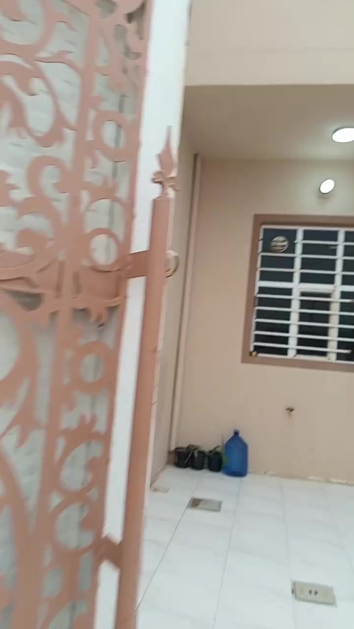 دار للبيع 150م طابو زراعي سند 25 مكاتبه ووكاله تستلم بناء وتصميم وديكور درجة اولى يتكون من استقبال وغرفتين نوم وصاله ومطبخ وصحيات داخليه وخارجية وبيتونه وكراج خدمات ماء وكهرباء وتبليط وخط مولد وإنارة أم العضام العثمانية شارع العوادل السعر 77مليون  وبي مجال للشراي تفاصيل اكثر داخل الفيديو للاستفسار خاص او ***********
