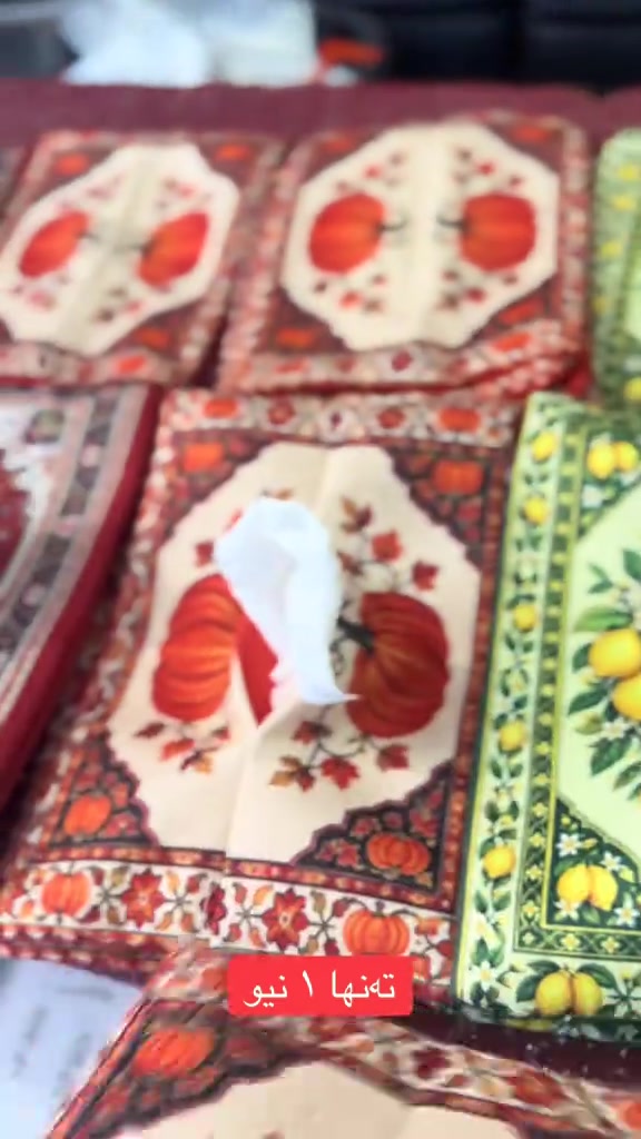 

نص مكتوب في الصور:
- ته تنها ١ نیو