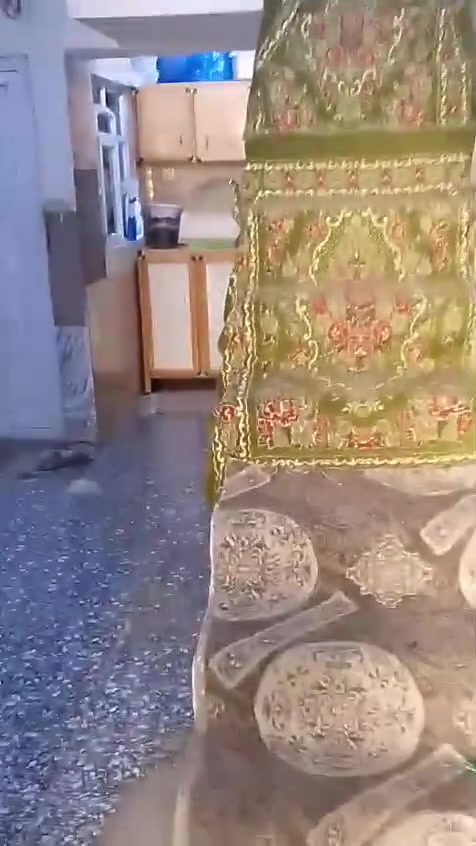 سلام عليكم بيت مساحه ٥٠ متر قريب عل شارع ٦٠ الهياكل طابقين الأول كامل وثاني غرفه كامله وثانيه هيكل وطابوك  الي يمه اله ***********
