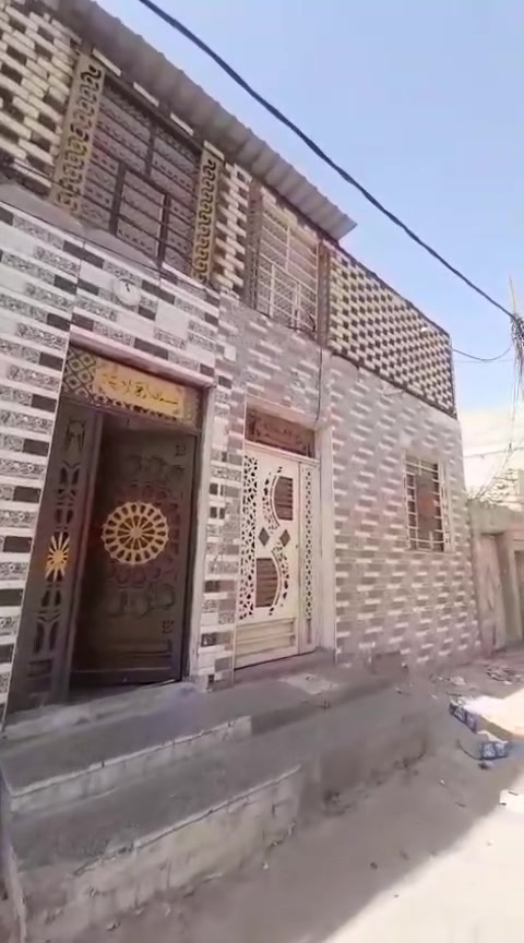 سلام عليكم هذا البيت ١٠٠ متر ٥٠ب ٥٠ مكسورم البيت المصور  بي ٣غرف وصاله وتخاريج  وسعره ١٣٥  قفل 
العنوان :حي الثوره شارع ام علي ام الدجاج الاستفسار ***********
