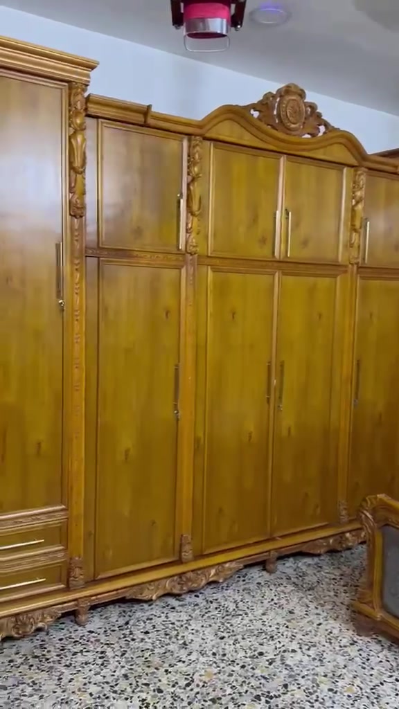 غرفه شغل درجه اولى نضافه 100\100مفصليه 4مليون عارضها مليونين قفل مفصللها مرمر للميز امرايه ول كومديات للتواصل ***********
