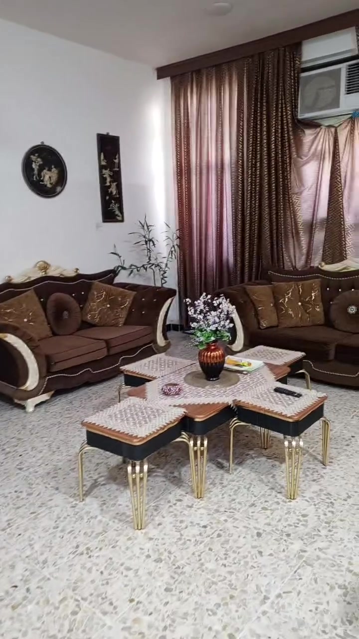 السلام عليكم 
بيت مساحته 250متر في الراشدية بناء طابوق يحتوي على غرفتين نوم وحولي كبير واستقبال ومطبخ وصحيات عدد 2 وكراج وحديقه سند 25 السعر 130مع الاثاث للاستفسار ***********

