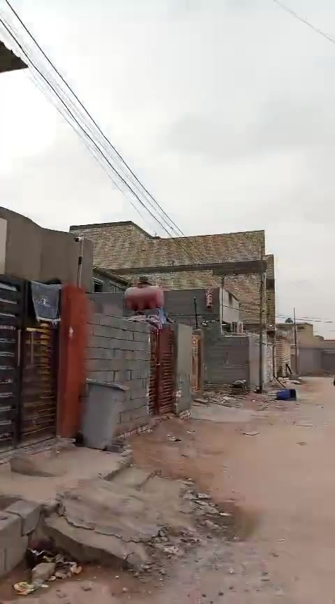 بيت للبيع ١١٥ متر خدمات كامله ماء كهرباء مجاري شارع تبليط شارع سيد عودة بغداد مدينه الصدر الحميدية 
للستفسار اتصل ع الرقم ***********
