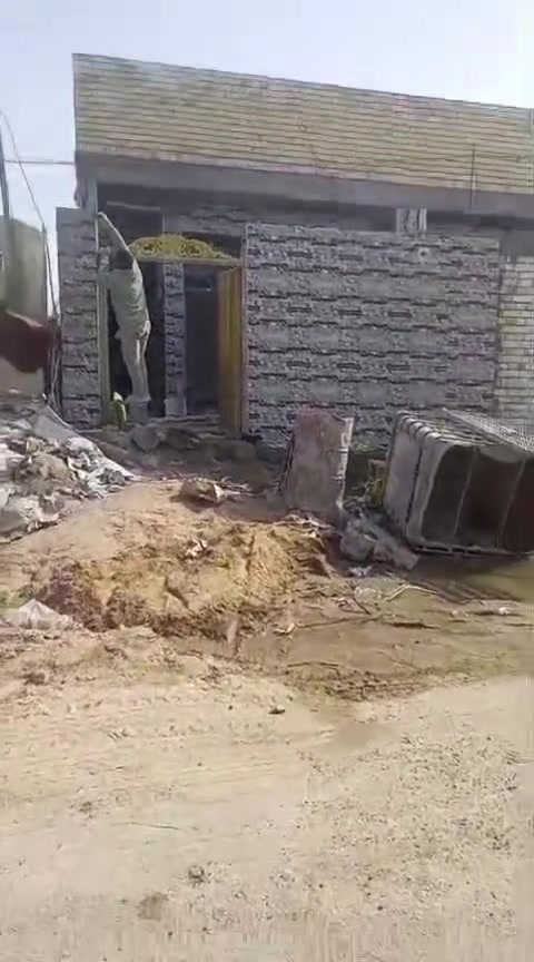 خلفه سيراميك ومرمر وبرسلين جداري وارضيات ودرج متفرغ رقم الهاتف وتساب ***********

نص مكتوب في الصور:
- Meta AI