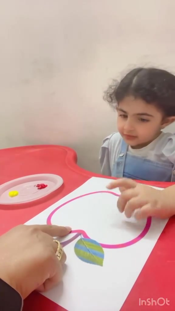 اهمية النشاط 
👈 التدريب على الجلوس .
👈 الانتباه المشترك .
👈 اتباع التعليمات
👈 🧘 التنظيم الحسي؛ لأن الطفل يتعامل مع ملمس اللون والأداة والضغط والحركة.

👈😊 تعزيز الثقة بالنفس عندما يرى الطفل النتيجة التي أنجزها بنفسه. 
#طفلك يستحق افضل بداية 🌻
#مركز_الخطوة_الأولى_لعلاج_مشاكل_الاطفال
#طيف_التوحد
#تعديل_سلوك
#نطق_وتخاطب
📍الموقع / شهداء البياع .. خلف المدرسة الألمانية
للأستفسار ***********

