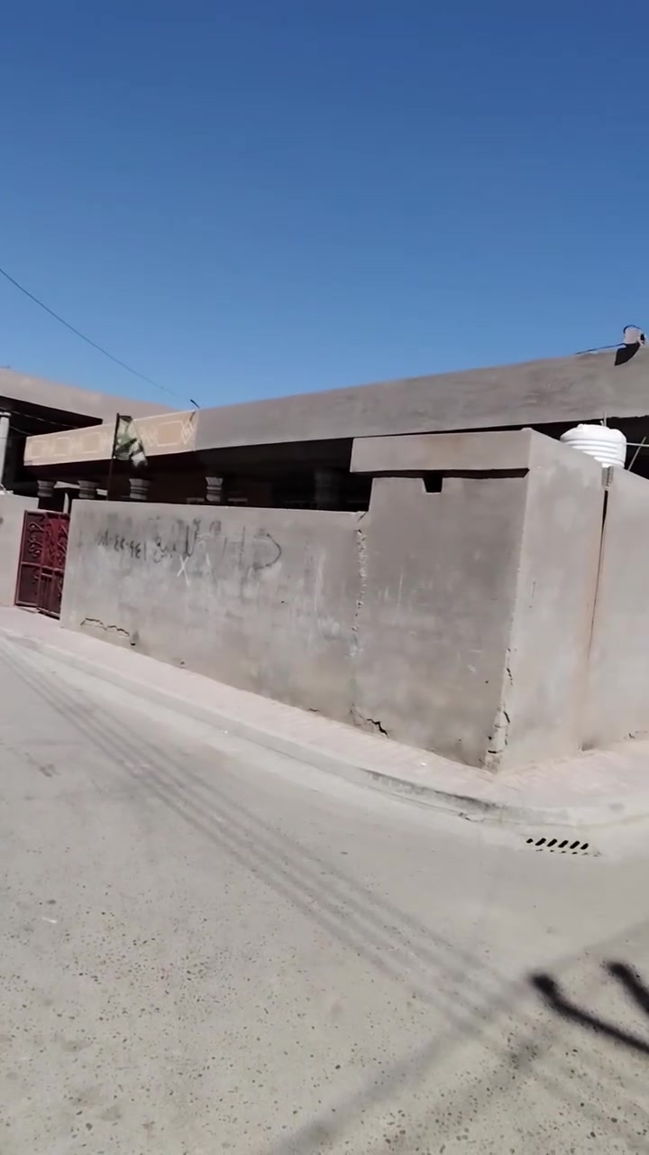 ⬅️🏠 دار للبيع مساحة 250 متر  للبيع

   موقع. البيت  ركن على شارعين 

المكان بغداد بسماية قرية عشرة

تفاصيل البيت يحتوي على غرف النوم وصالة واستقبال و مطبخ وصحيات خارجيه وحديقة

خدمات ماء كهرباء تبليط ومجاري ونارة
يعني فول الفول الخدمات

تواصل مع صاحب الدار ***********
