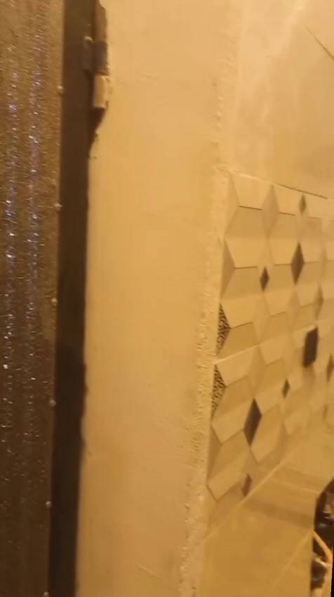 سلام عليكم بيت واجها ٥ ونزال ١٣ ونص قاط واحد والقاط الثاني مهيكل صاعد مترين والبيتونه ٣ متر يعني دبل يكمل بالدوانم نهايه شارع مدرسه نسائم العلم قرب صبيات وهذا رقمي ***********
