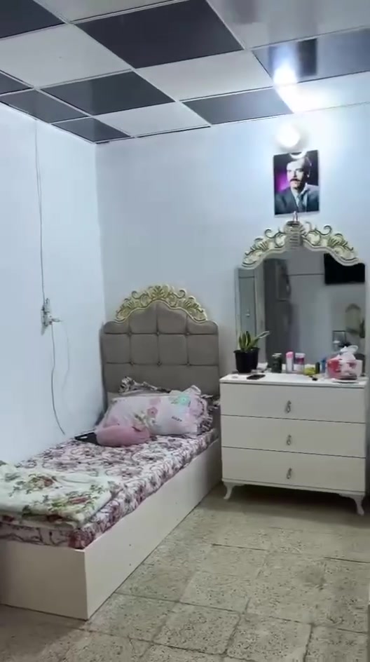 سلام عليكم غرفة نوم نفرين للبيع سعرع ٣٥٠ وبيها مجال ***********
