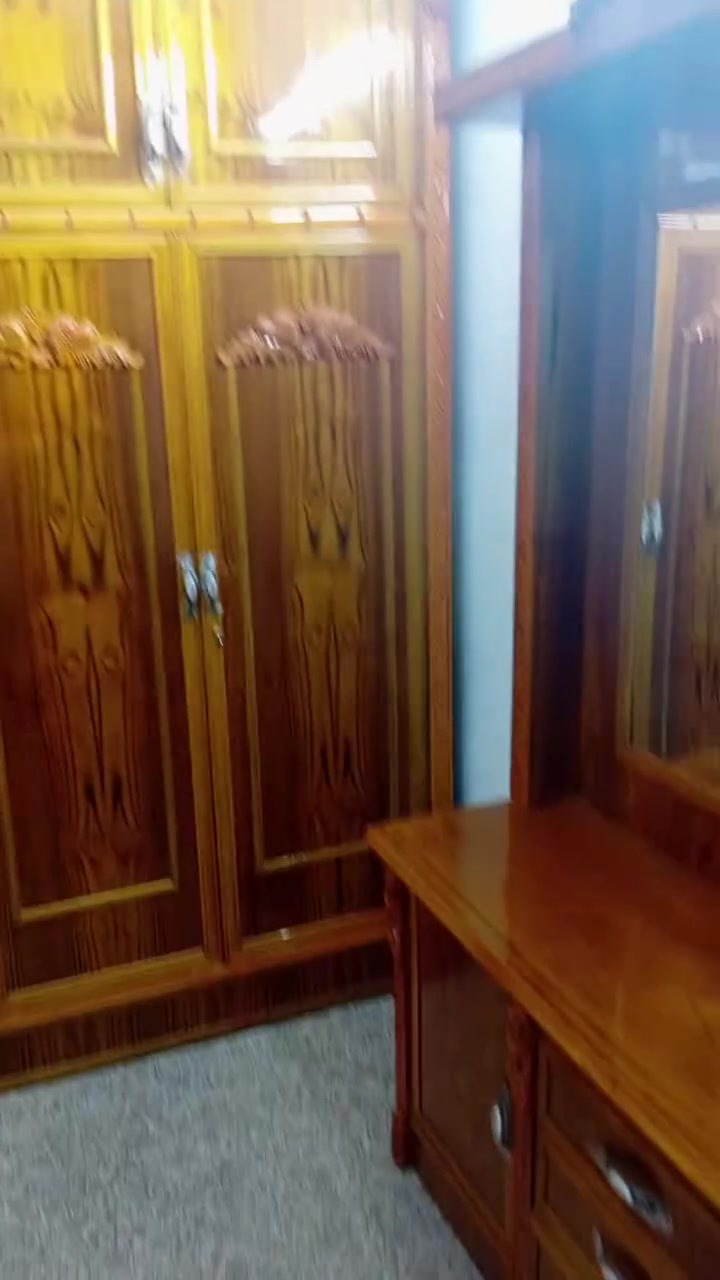 كنتور صاج عراقي نوع هودج
جديد مثل ما موضح بالصوره مع تصميم وزخارف مرتبه 

وبالمواصفات الاتيه : 

خارج صاج طبيعي 

داخل صاج طبيعي 4 ملم 

المجرات بلوك بورد سكك حديد 

عرض الكنتور مع زاويه الملابس بين 5 و 6 امتار 

 عدد الابواب مثل ما موضح بالصوره 

الارتفاع 260 

السعر 2 مليون قابله للتفاوض 

رقم الطلب : *********** واتساب تلجرام
