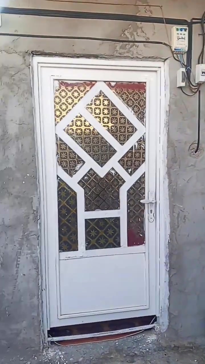 السلام عليكم بيت مشتمل حي المنتظر الثانية مساحه 81 يتكون من مطبخ وصحيات عدد 2 وغرفه وستقبال كبار  وحوش اموضح بالفيديو  السعر 7 وبي مجال  زراعي 
مكانه على نهر حي المنتظر الثانية الي يوصلك اللجمهورية

تصل او ترسل وتساب ماسنجر  وتدلل ***********
