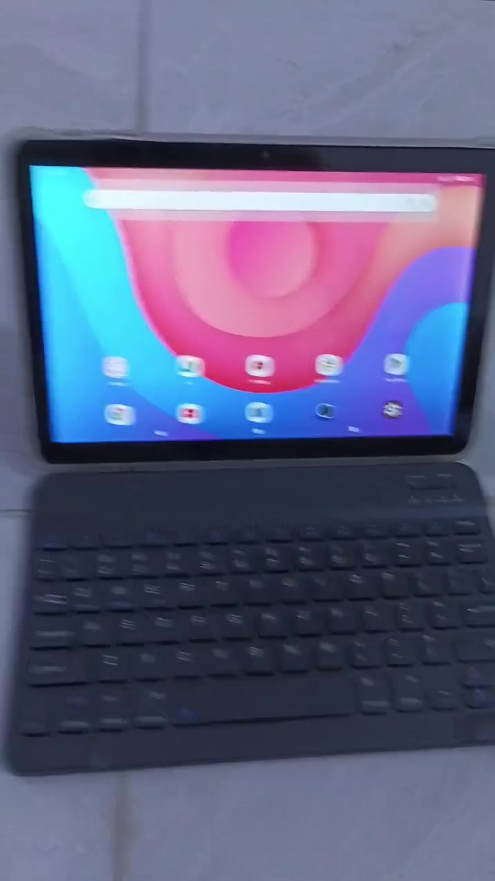آيباد • ذاكرة ٦٤ • كيبورد وماوس