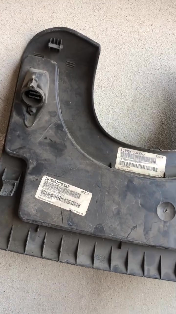 غطاء إيرباج التابلوه (دشبول السيارة) لجهة الراكب الأمامي، ويتضح عليها شعار (SRS AIRBAG). العنوان الموصل  الرقم *********** القطعه جديده
